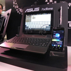 Огромная док-станция для Asus Padfone выглядит как обычный монитор.