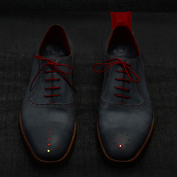 Прототип пары обуви с GPS технологиями.