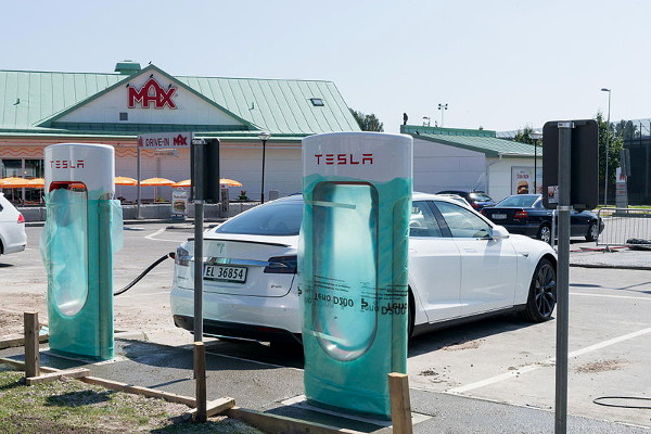 Суперзаправка электромобилейTesla